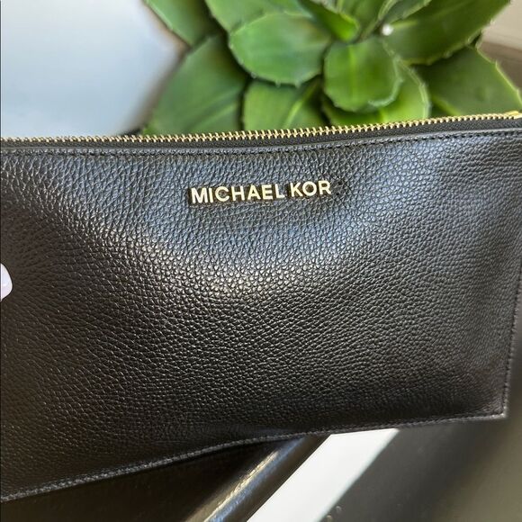 Michael Kors genuine leather, like new, soft pebbled wristlet clutch zip pouch - Picture 6 of 8